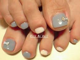 You can combine the flowers with a plain background, or you can add them on. 8 Beautiful Gray Toe Nail Art Ideas