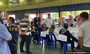 Zimbabwe electoral commission(zec) officers and other party reps at the polling stations are now. Malaysiakini Voting Ends In Hotly Contested Sabah Election