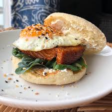 Scrambled egg and avocado breakfast sandwiches. Smoked Salmon Breakfast Sandwich 322 Cal 1200isplenty