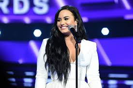 Demi lovato in los angeles, california on august. How To Get Demi Lovato S Tousled Texture From The Grammys Hellogiggles