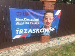 Plakat, na którym będzie widać kandydata ko na prezydenta rafała trzaskowskiego, zostanie dołączony do poniedziałkowego wydania „gazety wyborczej. Wybory Prezydenckie 2020 W Kicinie Ktos Systematycznie Niszczy Plakaty Rafala Trzaskowskiego