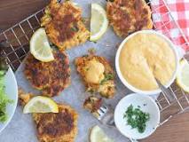 What do you eat with crab cakes?