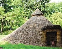 서울 암사동 유적 전경 및 움집 사진, AI로 생성