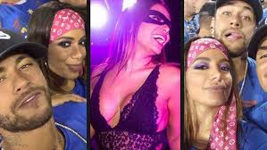 No começo de 2012, anitta fez uma plástica no nariz para corrigiu um. Ligue 1 Francia Neymar Cambia El Carnaval De Bahia Con Rafaela Porto Por El De Rio Con Anitta Marca Com