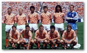 Er werd vooral veel verwacht van ruud gullit, die een uitstekend seizoen bij ac milan achter de rug had. 29 Ideeen Over Nederlands Elftal 1988 Voetbal Voetballers Nederland