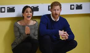 Wer steht auf der royalen gästeliste? Video Meghan Markle And Prince Harry Spotted For First Time In La Doing Charity Work Royal News Express Co Uk