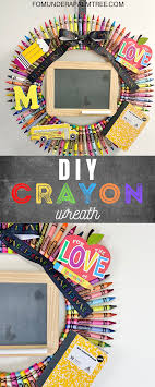 diy crayon wreath from under a palm tree