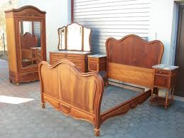 Das schlafzimmer befindet sich in einem gepflegten, guten zustand! Antikes Walnuss Schlafzimmer Set 1890er Bei Pamono Kaufen