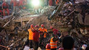 เหยื่อแผ่นดินไหวตุรกีพุ่ง 39 ศพ แม่ลูกรอดปาฏิหาริย์ ติดใต้ซาก 23 ชม.