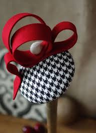 With a dash of red hair and the rest of her hair left dark. Headpiece Fascinator Pill Box Houndstooth Rockabella Vintage Fifties Elegant Millinery Felt Red Black White Tweed Minimalistic Bow Wedding Fascinator Hats Diy Fascinator Elegant Hats