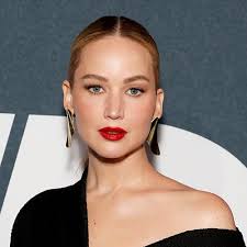 jennifer lawrence makes the clic red