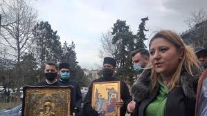 Diana Șoșoacă a primit cadou o icoană, în semn de apreciere după ce a cerut anularea hotărârilor ce interzic slujbele religioase. FOTO