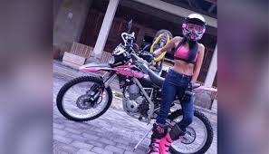 Join facebook to connect with pria naik and others you may know. Foto Orang Naik Motor Trail Foto Foto Keren