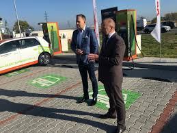 ČEZ ve Vestci otestuje využití akumulace a fotovoltaiky při dobíjení  elektromobilů. Systém umí dobít 7 e-aut bez síťové elektřiny | Aktivní zóna