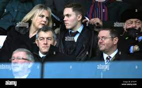 West Ham United Besitzer David Sullivan (rechts) mit seinem Sohn David  (Mitte) und seiner Frau Emma Benton-Hughes (Eve Vorley) während des  Barclays Premier League Spiels im Liberty Stadium, Swansea Stockfotografie  - Alamy