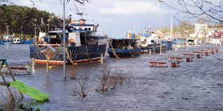 Morze zalało port i drogę w Mrzeżynie! [Film+zdjęcia] | SuperPortal24 -  Powiat Gryficki