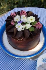 chocolate ganache cake covering the