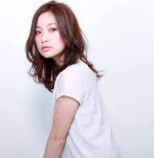 ナチュラル感がポイント セミロングには重軽レイヤーで今風の抜け感ヘアスタイルに セミロング 重軽レイヤー レイヤー 重軽レイヤー レイヤー ミディアム