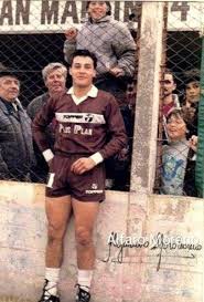 Alfaro moreno started his career in 1983 with club atlético platense, in 1988 he moved to club atlético independiente where he played an important part in their championship winning campaign in. La Espectacular Historia De La Foto Entre Pusineri Y Alfaro Moreno Todas Las Noticias De Independiente Infiernorojo Com