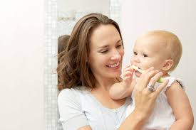 Natürlich solltest du den ersten zahnungsschub. Ab Wann Baby Zahne Putzen Tipps Zur Ersten Mundhygiene