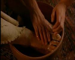 Resultado de imagem para Jesus lava os pés dos discípulos