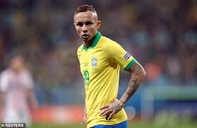 Transferts, salaire, palmares, statistiques en club et en sélection nationale. Arsenal Impressed By Everton Soares And Hold Talks With Gremio Winger Daily Mail Online