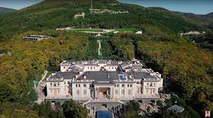 Le président russe vladimir poutine (au centre). Revelations About Putin S Palace Have Sparked Widespread Protests In Russia Here S What S Inside His Secret New Versailles