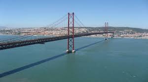 Ponte 25 de abril, 25th of april bridge, portuguese pronunciation: Bild Ponte 25 De Abril Zu Brucke Des 25 April In Lissabon