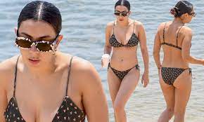 Charli XCX shows off her incredible figure in a tiny string bikini at the  beach in Sydney | Daily Mail Online