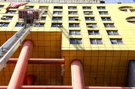 Kahramanmaraş'ta iş merkezi olarak yapılan 19 katlı bina, arama motoru google'da 'dünyanın en saçma binası' olarak arandığı zaman 290 bin sonuç arasında ilk sırada yer alıyor. Dunyanin En Sacma Binasi Yikiliyor Kahramanmaras Taki Yapidan Kacis Basladi Son Dakika