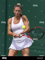 Camila Giorgi jouant contre Karolina Muchova dans le deuxième tour des  Dames célibataires sur le court 18 le quatrième jour de Wimbledon au All  England Lawn tennis and Croquet Club, Wimbledon. Date