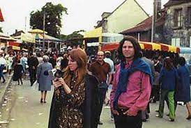 Pamela Courson and Jim Morrison - FamousFix.com post