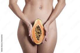nackte Frau mit einer Papaya Stock Photo | Adobe Stock
