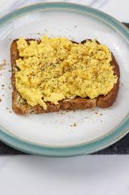 scrambled eggs on toast a quick