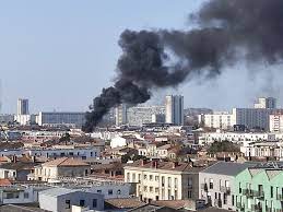Vidéo : le toit d'un immeuble prend feu à Bordeaux et dégage une  impressionnante fumée noire | Actu Bordeaux
