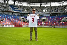 Górnik is one of the most successful polish football clubs in history. Jan Urban Nowym Trenerem Gornika Zabrze Przejmuje Zespol Po Marcinie Broszu Gol24