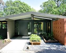 Emphasizing structures with expansive glass and open floor plans, the style's main goal was to open up interior spaces and bring the outdoors in. Image Result For Multi Level Mid Century Post And Beam House Mid Century Landscaping Mid Century Exterior Mid Century House