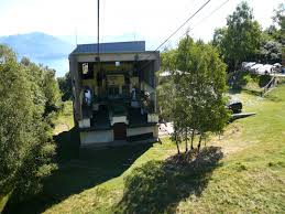 There are 3 ways to get from stresa to monte mottarone by cable car, taxi or foot. Die Mittelstation Der Stresa Mottarone Seilbahn Am 11 8 2007 Bahnbilder De