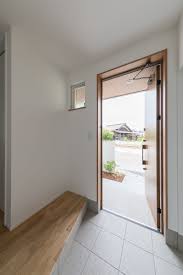 玄関扉の外と内のタイルを合わせた玄関ホール 小窓からも光を取り込みます ルポハウス 設計事務所 工務店 設計士 注文住宅 デザイン住宅 自由設計 マイホーム お家 新築 家づくり 間取り 施工事例 滋賀 おしゃれな家 インテリア 玄関 玄関 採光