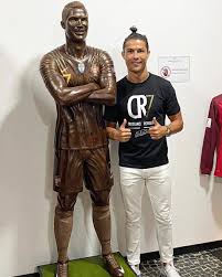 We have yet another strange looking cristiano ronaldo statue to add to the collection. The Cr7 Timeline On Twitter Cristiano Ronaldo With His Statue Made Out Of Chocolate
