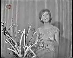 Od dětství hrála na klavír a zpívala, v roce 1964 vyhrála pěveckou soutěž hledáme nové talenty. Original Versions Of Pata By Helena Vondrackova Secondhandsongs