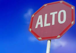 Por qué 'Alto' significa 'Alto' en español?