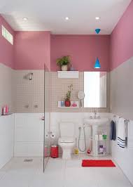 A poltrona rosa claro combina com os detalhes do papel de parede ao fundo. Tons De Rosa Para Parede Quarto E Tabela De Tons Claro Aqui