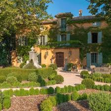 A Bohemian Garden In Provence Houses