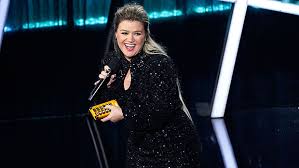 It is estimated that kelly clarkson has a yearly salary of $14 million from her tv show appearances and music labels. Kelly Clarkson Talk Show Has High Ratings She S Honored By Success Hollywood Life