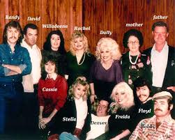 Dolly, 72, met her husband carl thomas dean when she was 18 and in may they will have been married for 53 years. Dolly Parton S With Her Sisters Brothers And Parents In 2020 Dolly Parton Family Dolly Parton Dolly