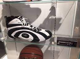 Кроссовок Шакила ОНила в качестве рекламы в магазине NBA Store, NYC