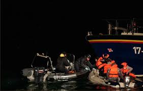 Pourquoi de plus en plus de migrants traversent-ils la Manche dans des  embarcations de fortune?