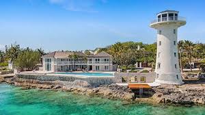 villa aux bahamas avec son phare