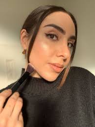bella hadid s jaw highlighting makeup hack